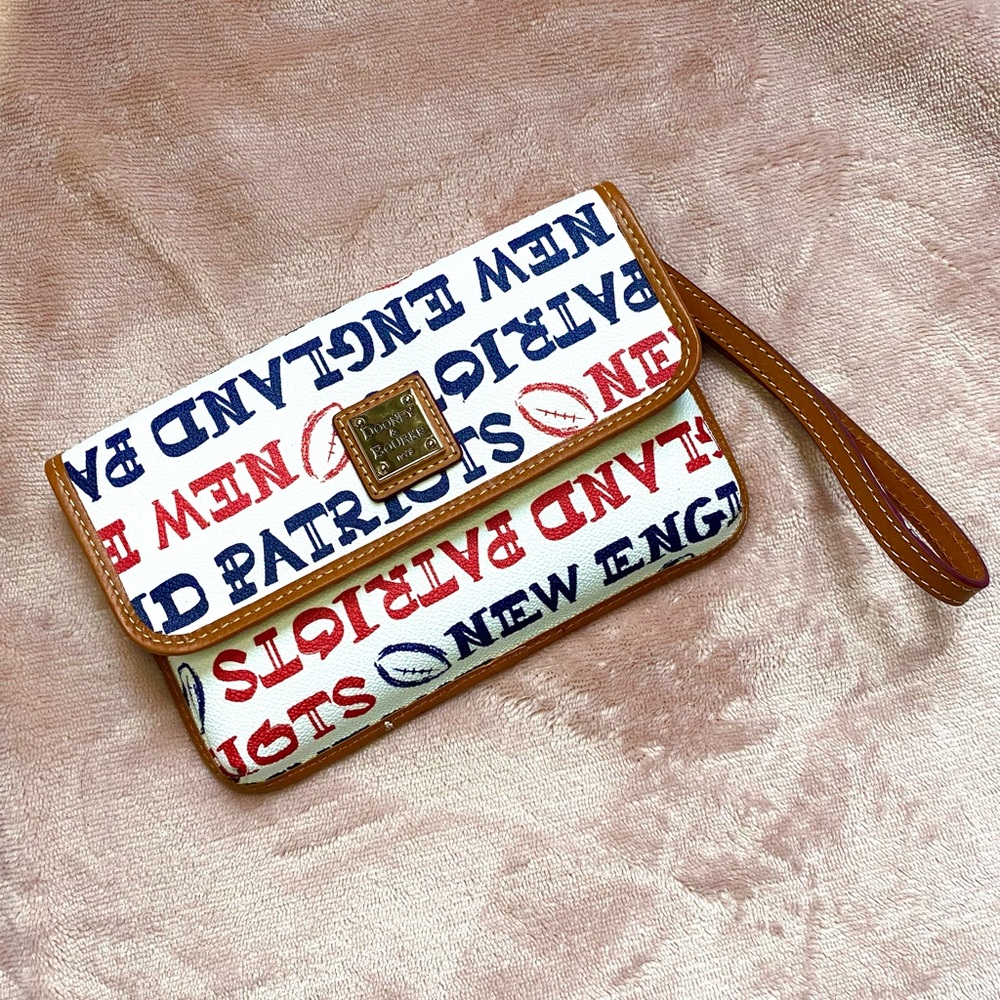 Dooney and Bourke Patriots edition wristlet ❤️💙🤍